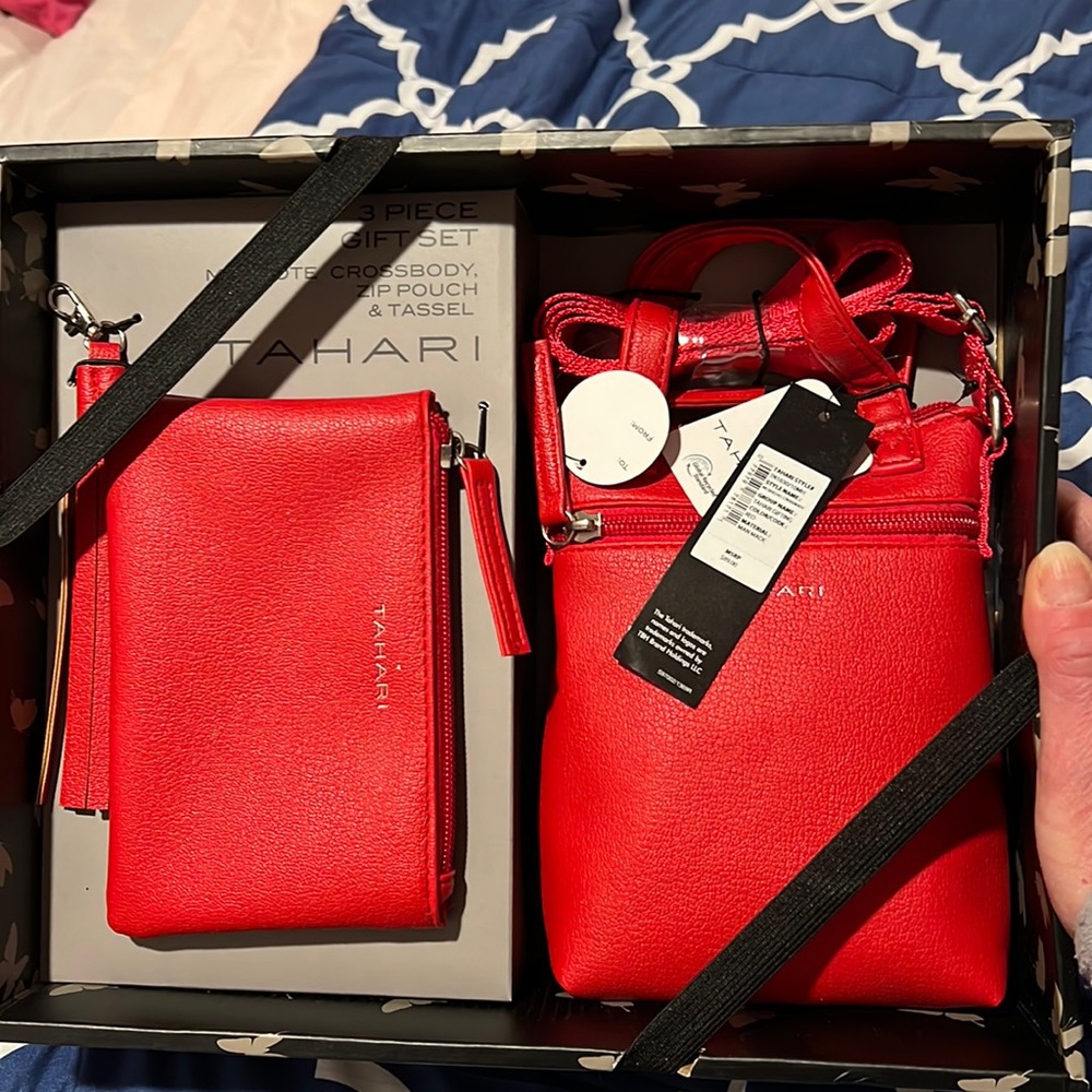 Tahari Gift Set